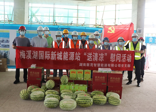 長沙公司黨支部開展“我為群眾辦實事”一線送清涼活動